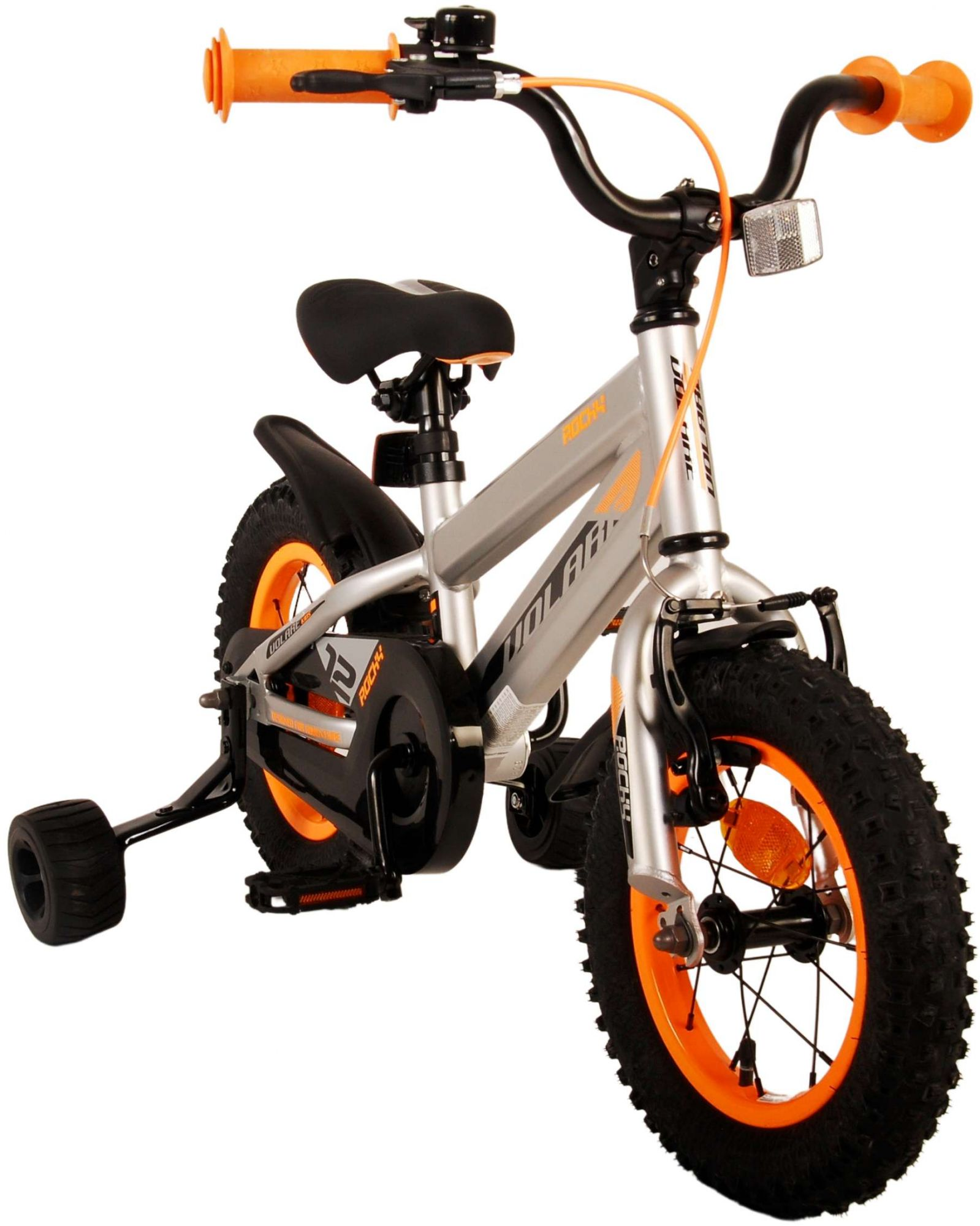 Silbernes Kinderfahrrad mit orangen Akzenten, Stützrädern und schwarzen Reifen.