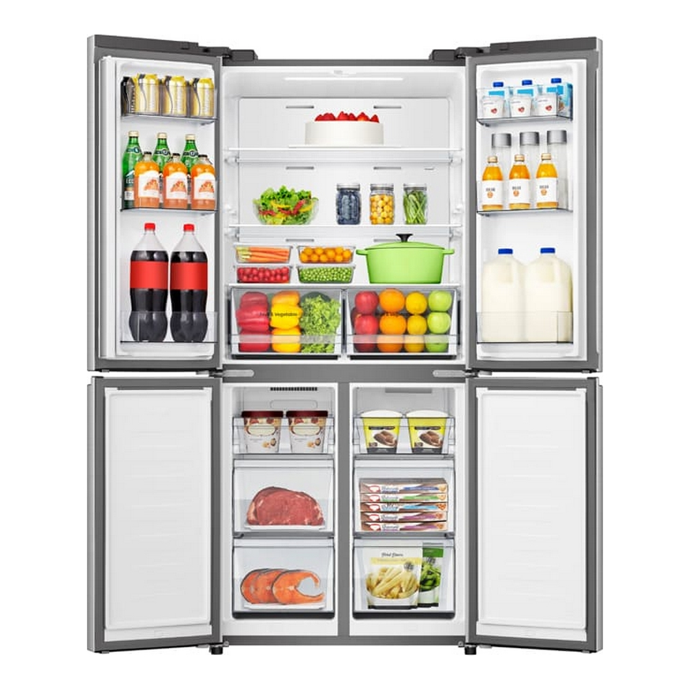 Un frigorifero aperto pieno di generi alimentari. Due porte sono aperte. Sfondo bianco.