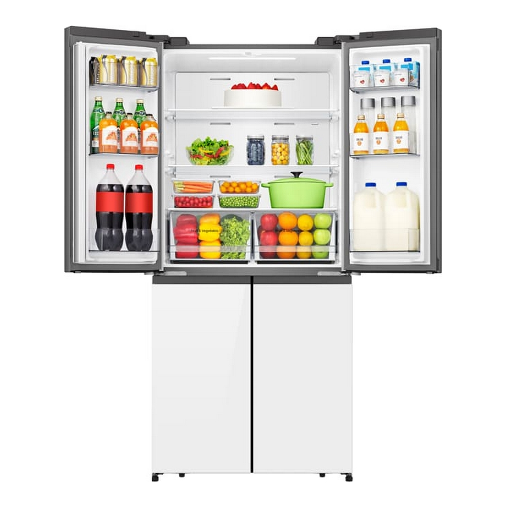 Un frigorifero aperto pieno di generi alimentari. Due porte sono aperte. Sfondo bianco.