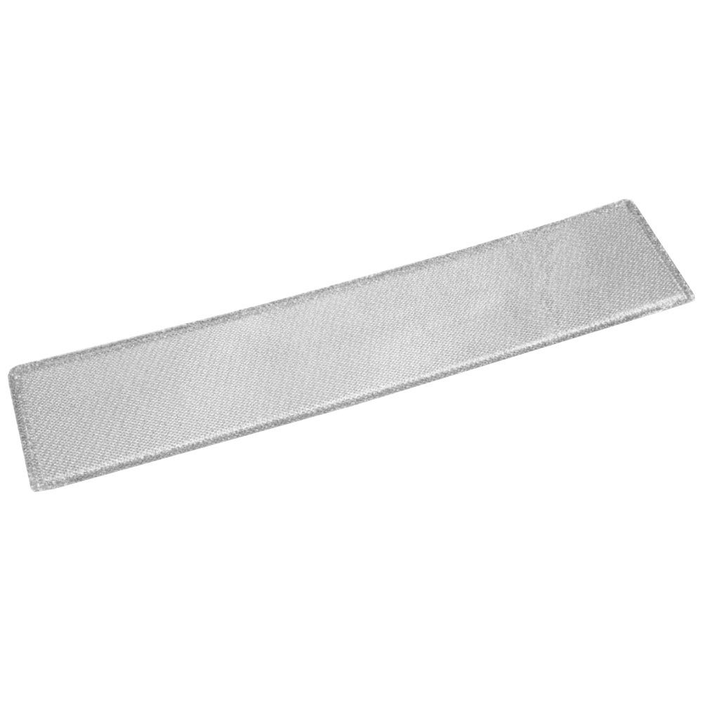 Un filtro metallico rettangolare lungo e sottile con rete.