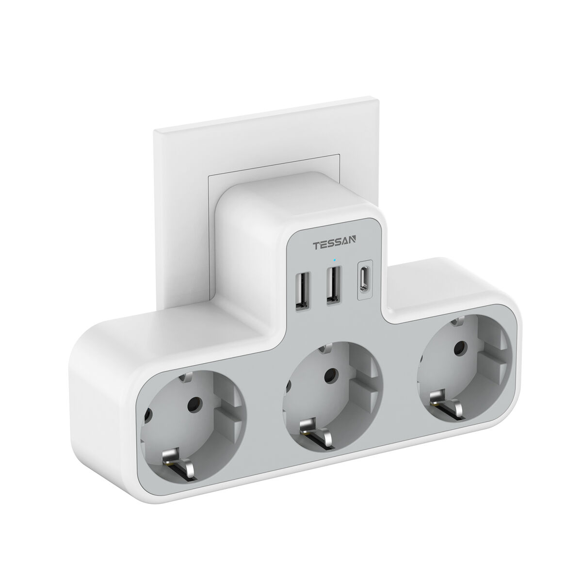 Adattatore di alimentazione bianco con porte USB e prese, montato su una presa a muro.