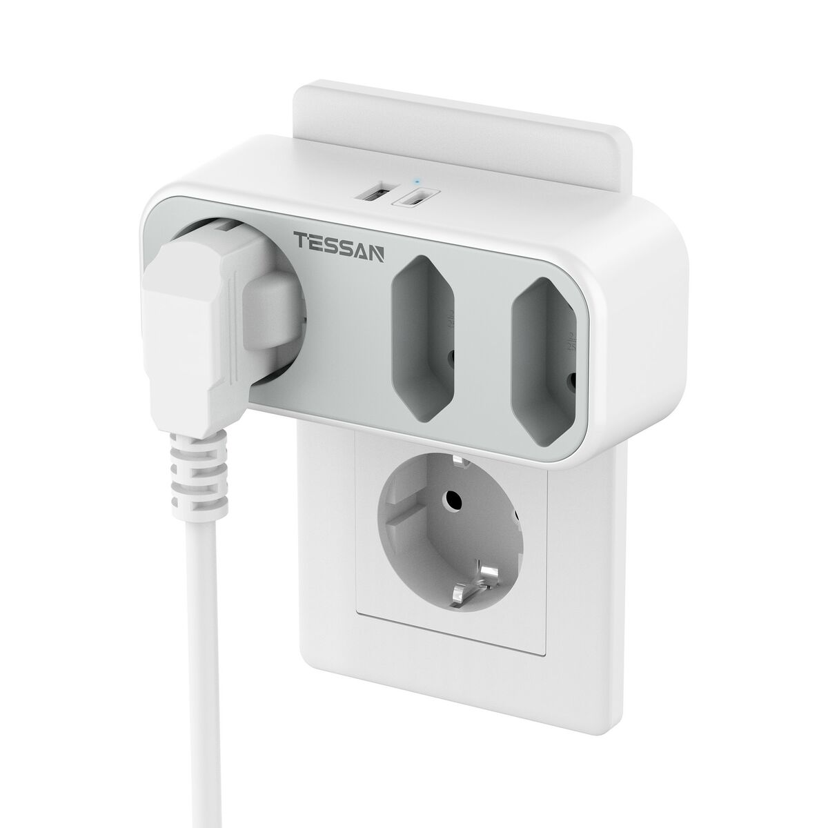 Adaptador de corriente blanco con enchufe y enchufes, conectado a un enchufe de pared. TESSAN.