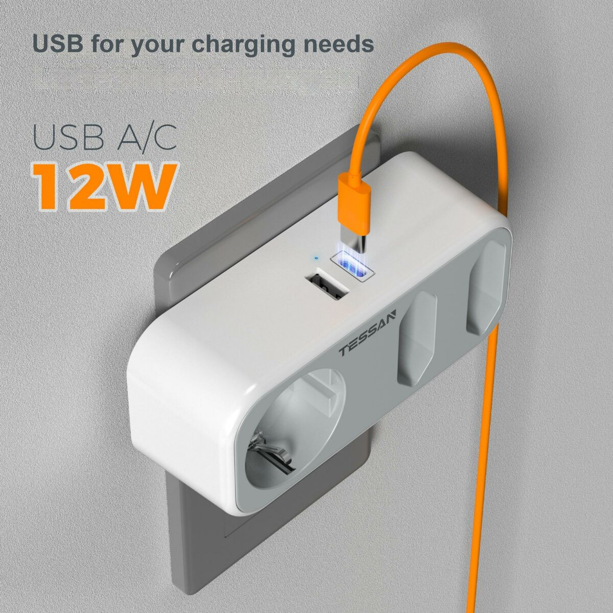 Cargador USB blanco enchufado a una toma de corriente, cable naranja conectado. Texto: USB A/C 12W y USB para tus necesidades de carga.