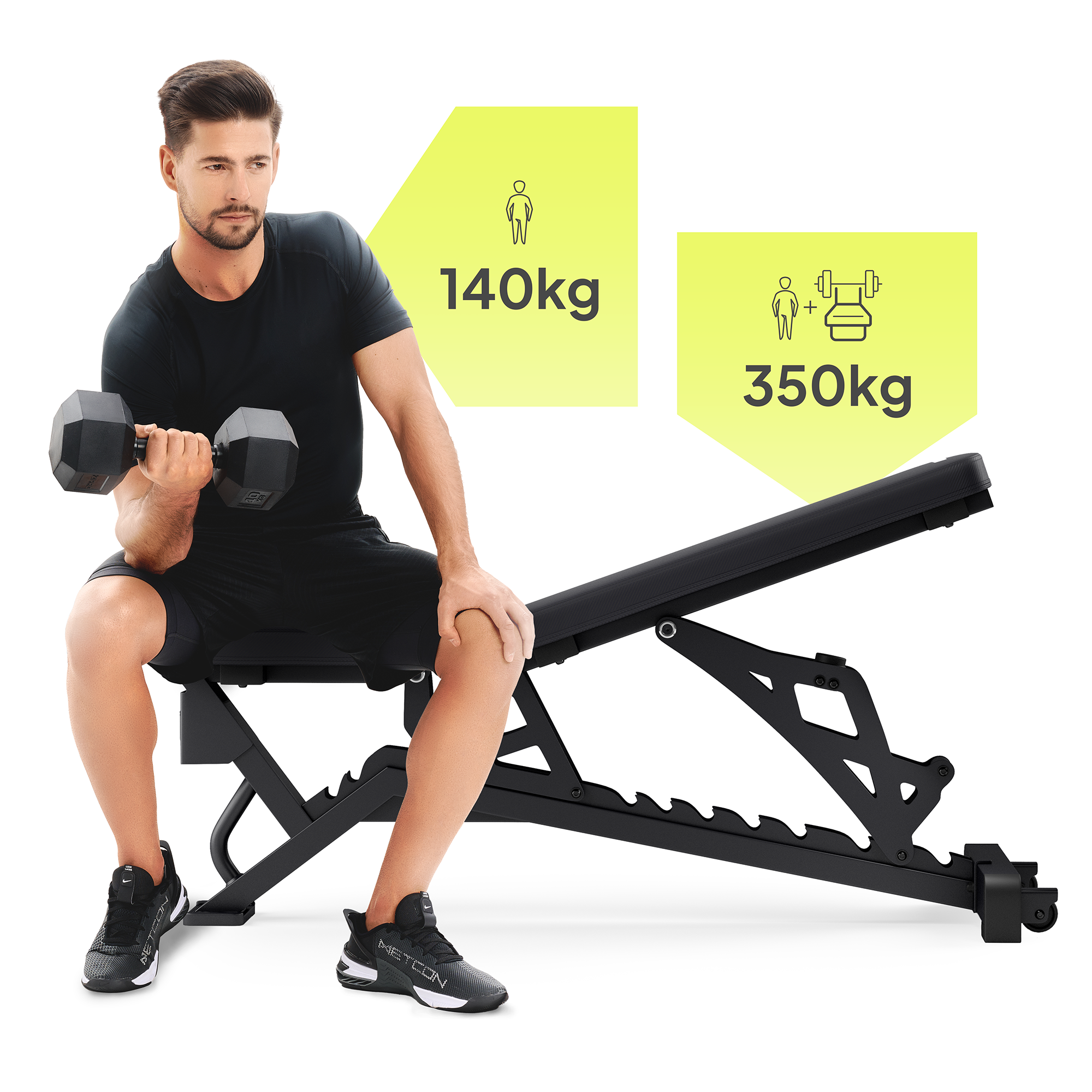 Ein Mann hebt eine Kurzhantel, während er auf einer Hantelbank sitzt. Die Bank trägt 140 kg und 350 kg.