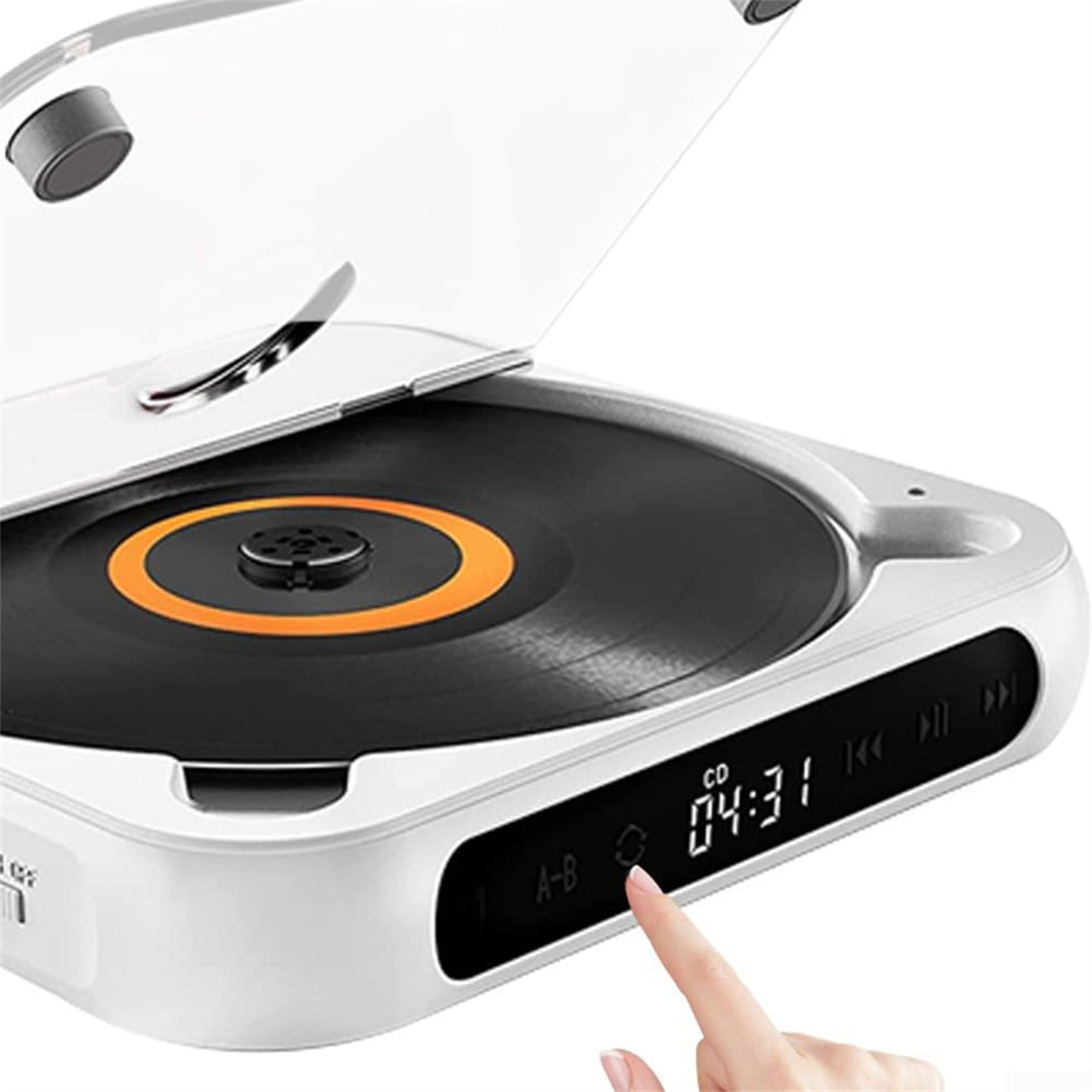 Weißer tragbarer CD-Player, geöffnet. Ein Finger drückt eine Taste auf dem schwarzen Bedienfeld, 04:31.