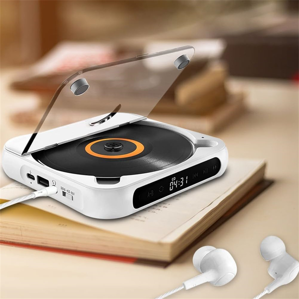 Weißer CD-Player mit durchsichtiger Abdeckung und weißen Ohrhörern. Die CD ist im Player.