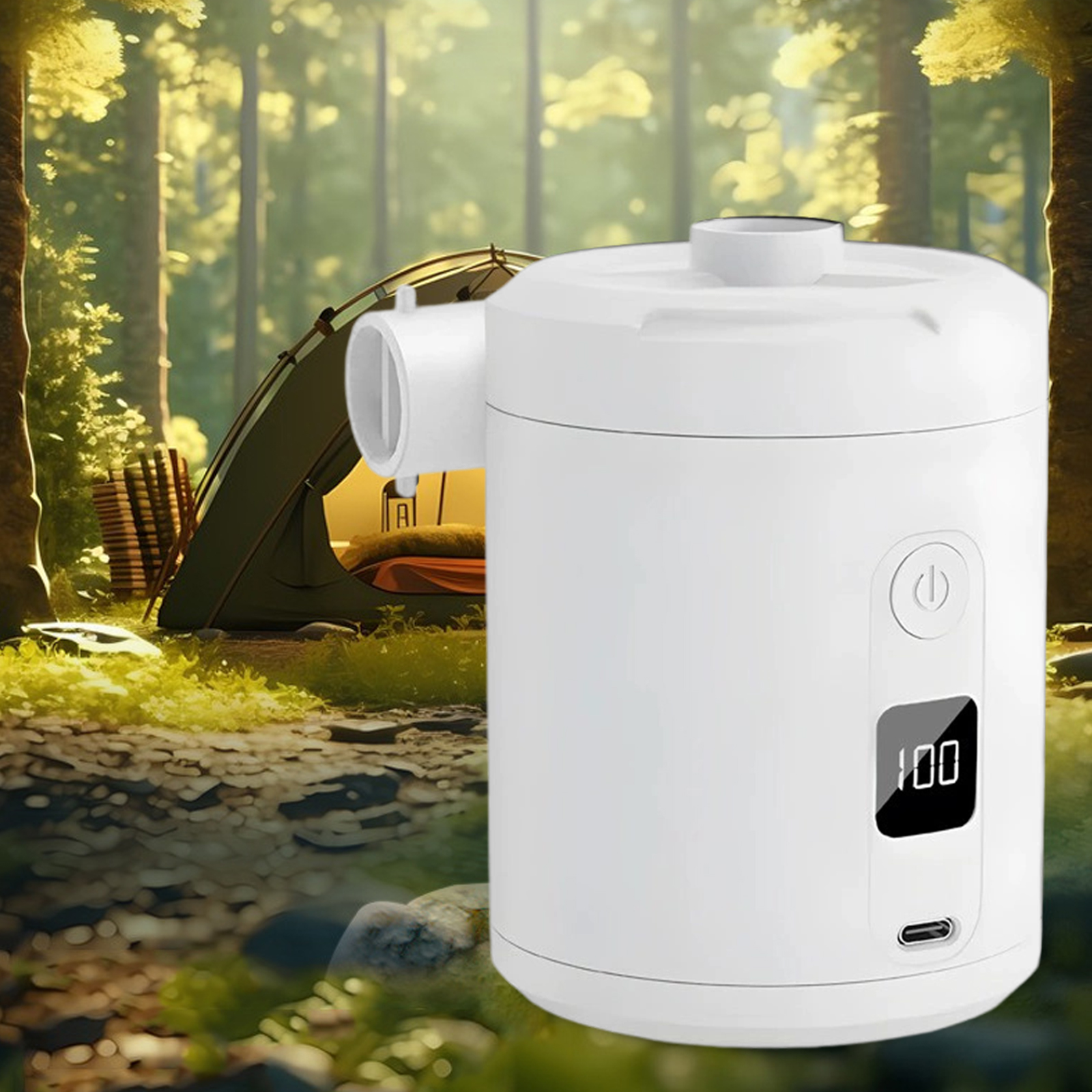 Weiße elektrische Luftpumpe neben einem Zelt in einem Wald. Die Pumpe hat ein Display mit 100. Die Pumpe ist mit einem schwarzen Kabel verbunden.
