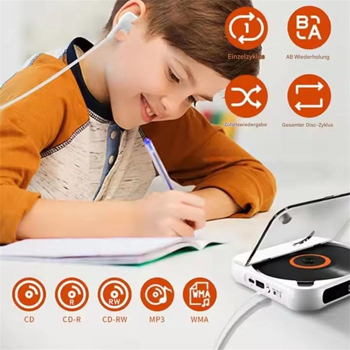 Ein Junge mit Kopfhörern und einem Stift schreibt in ein Notizbuch neben einem CD-Player.
