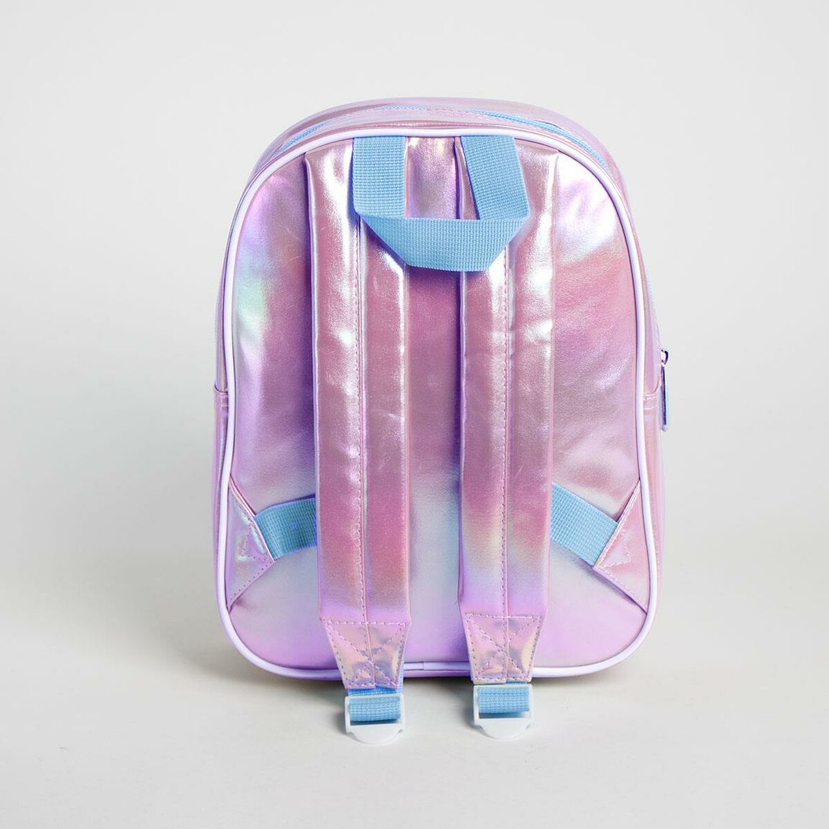 Ein glänzender, irisierender Rucksack mit blauen Trägern und weißem Besatz. Die Rückseite der Tasche zeigt zum Betrachter.