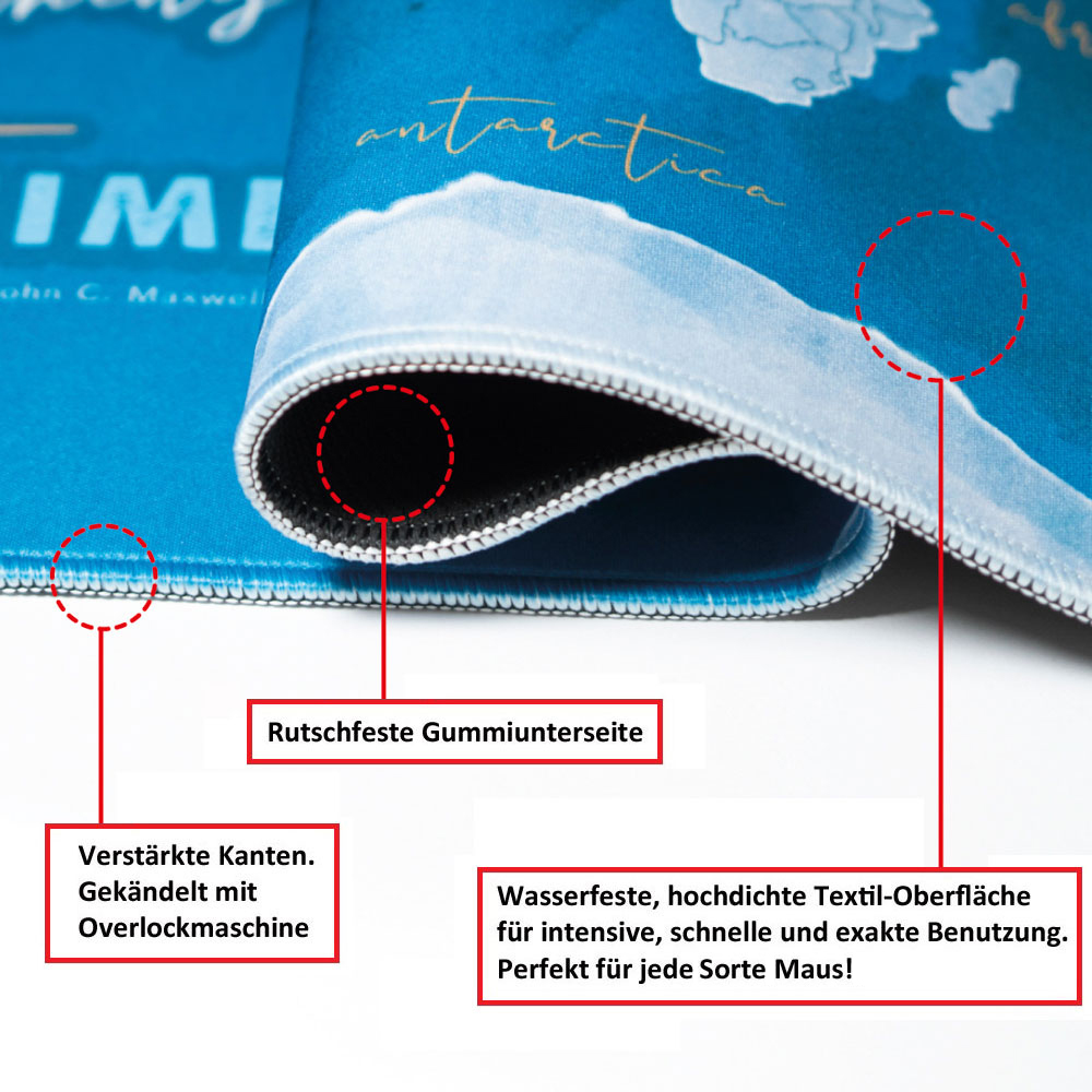 Nahaufnahme eines blauen Mauspads mit Kartenmotiv und Text. Die Kanten sind für Haltbarkeit vernäht.
