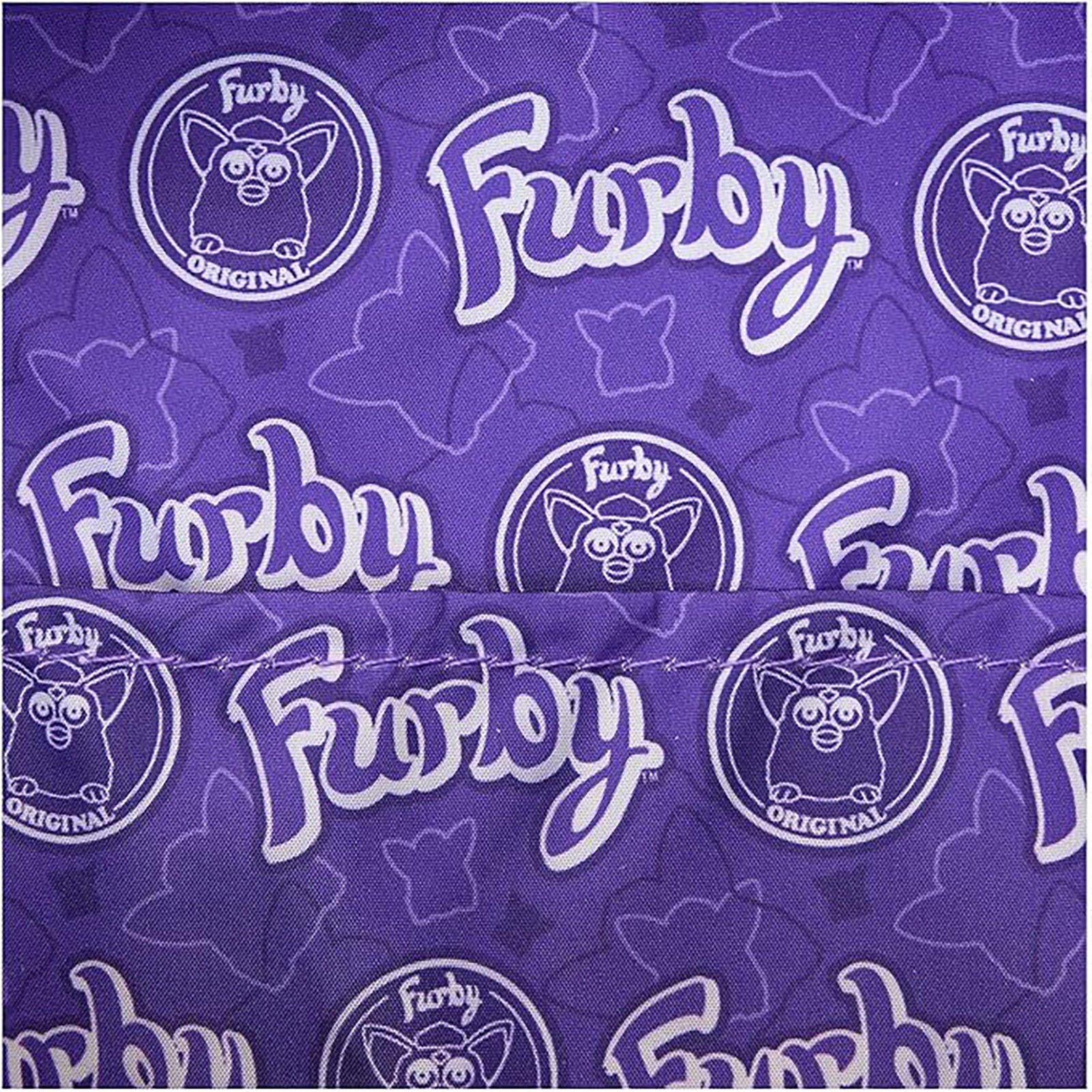 Tela morada con logotipos de Furby blancos y la palabra 'Furby' en blanco.