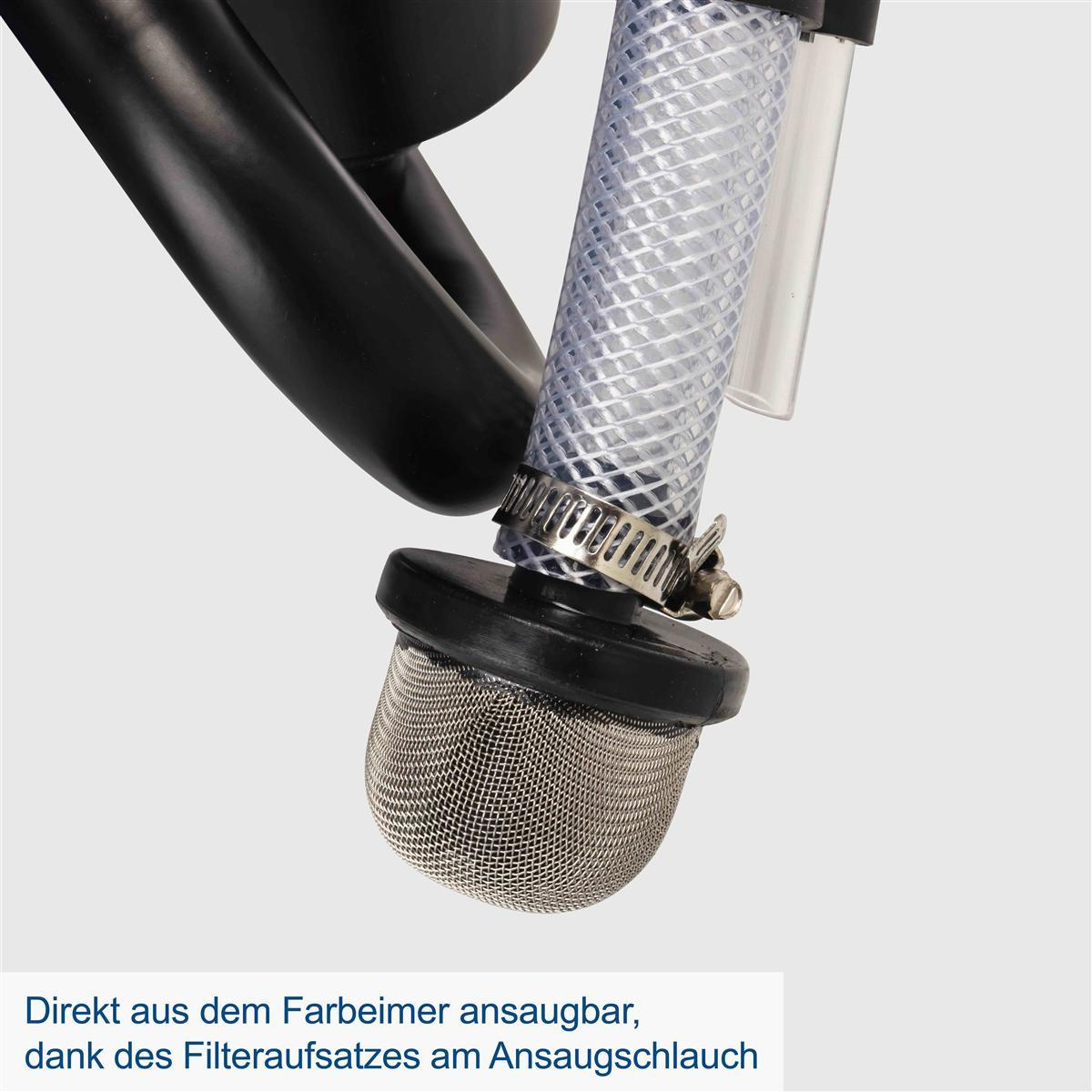 Ein Netzfilter ist an einem Schlauch befestigt. Eine Metallklemme sichert ihn. Das Setup dient zum Ansaugen aus einem Farbeimer.