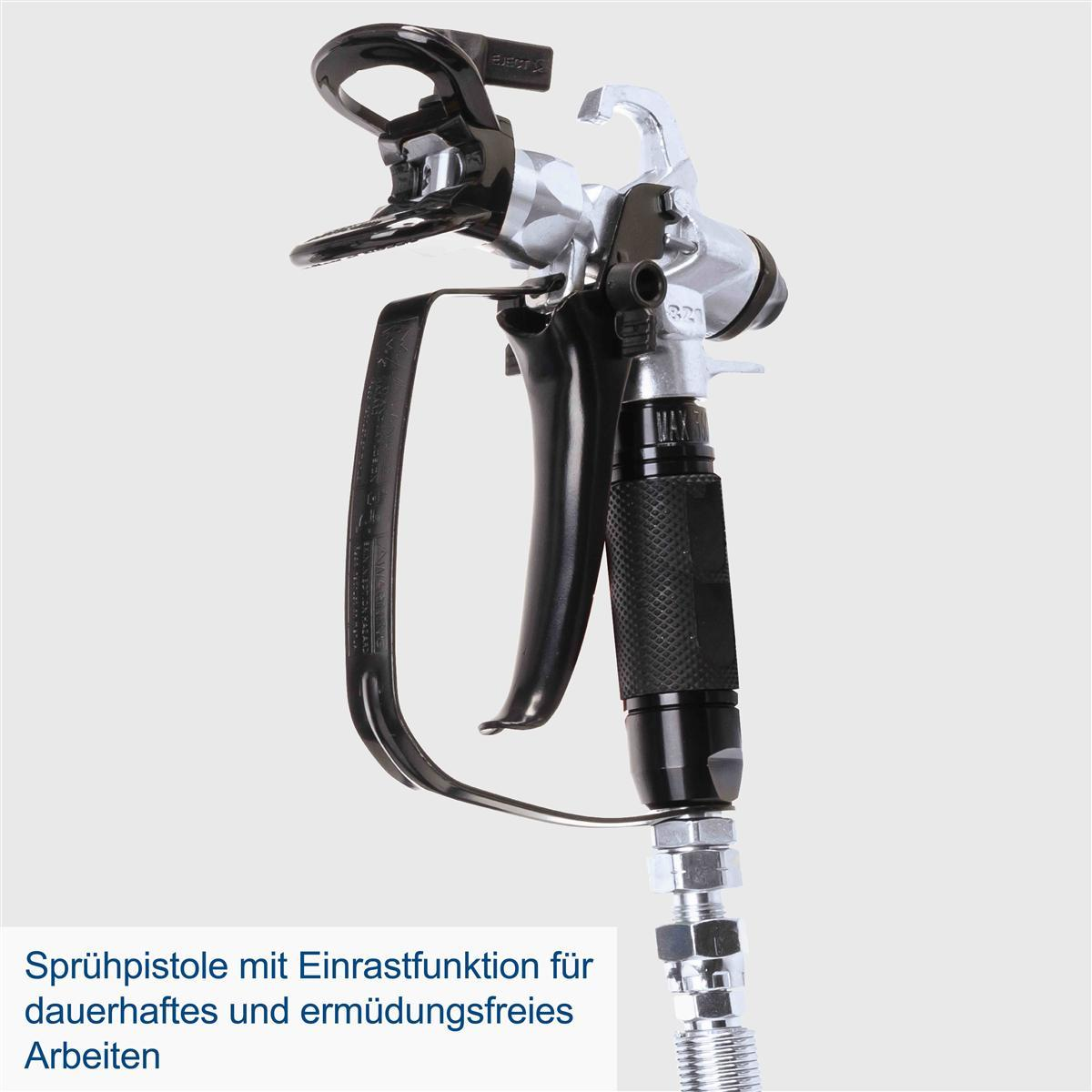 Eine silberne und schwarze Spritzpistole mit angeschlossenem Schlauch vor einem schlichten weißen Hintergrund.