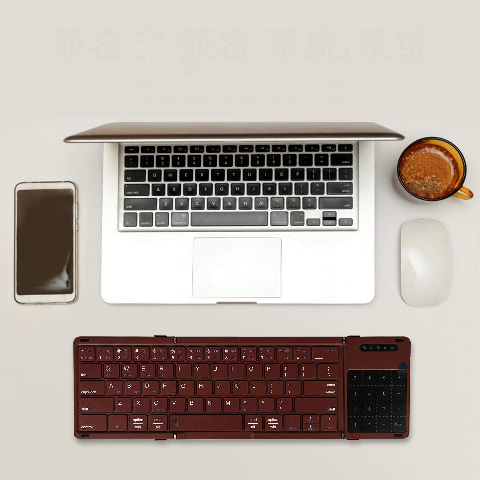Laptop, Telefon und Tastatur auf weißer Oberfläche. Außerdem: Kaffeetasse und Maus.
