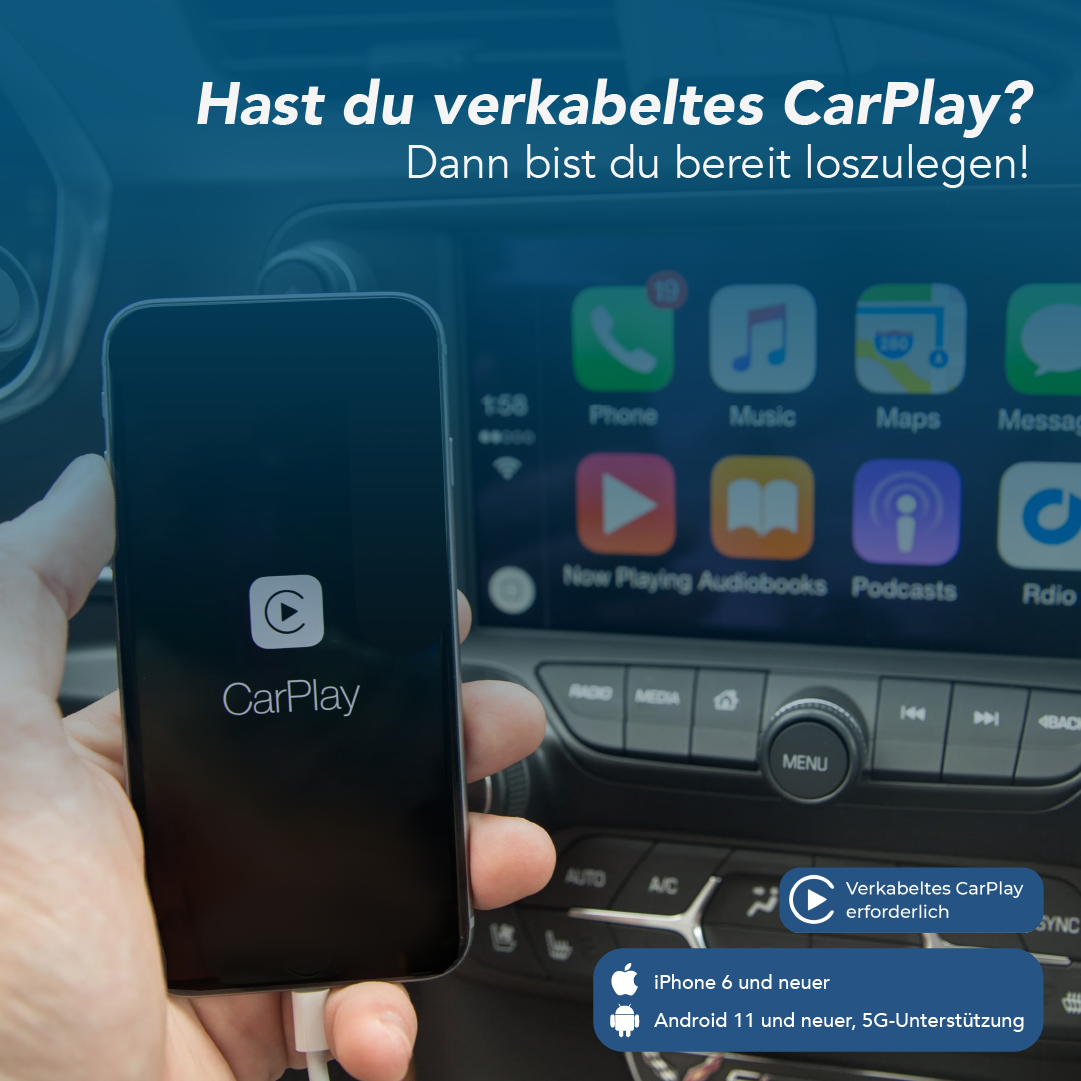 Hand hält Telefon mit CarPlay-Oberfläche im Auto. Das Auto-Display zeigt ebenfalls CarPlay an.