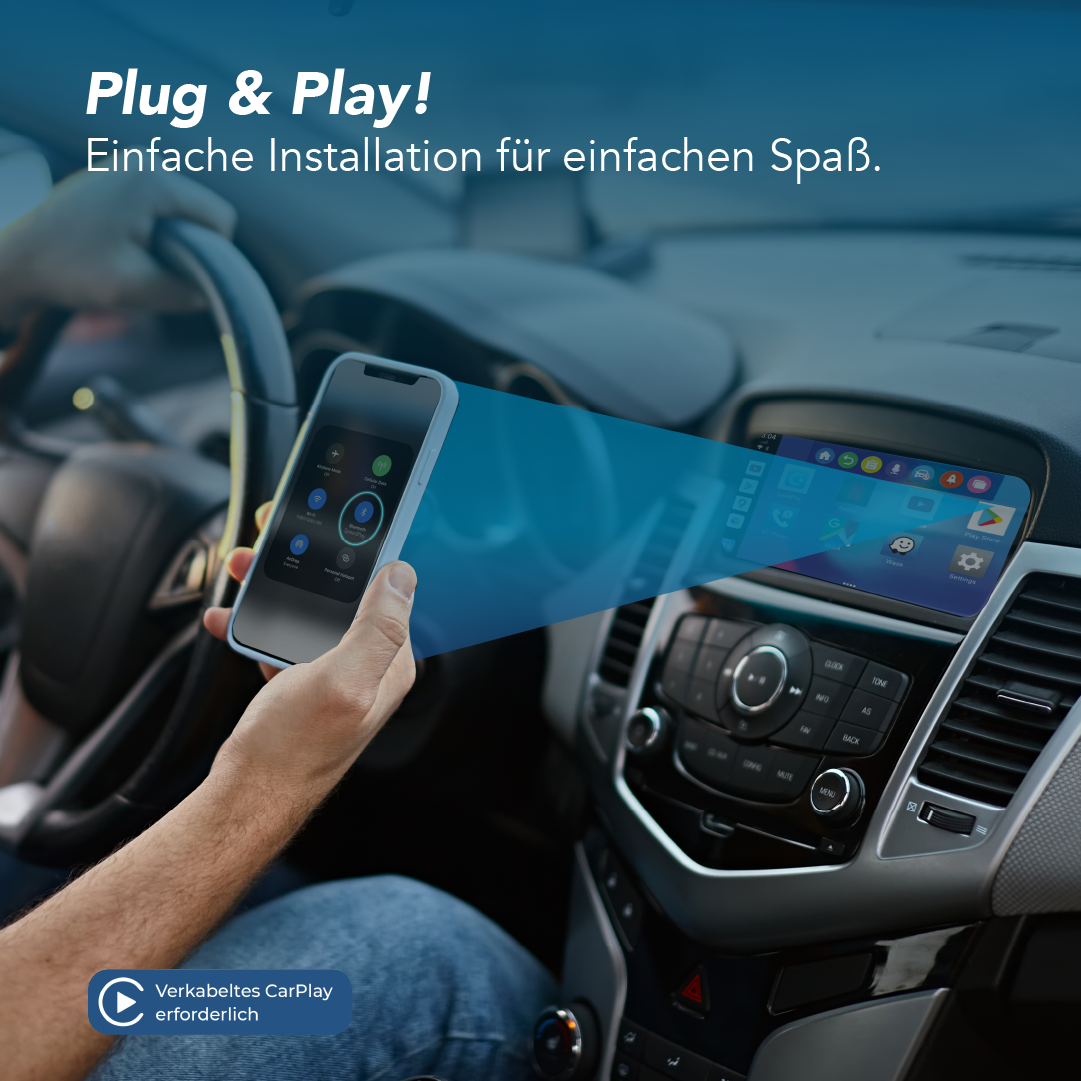Eine Person hält ein Telefon, das mit einem Auto-Bildschirm verbunden ist. Der Bildschirm zeigt Apps.