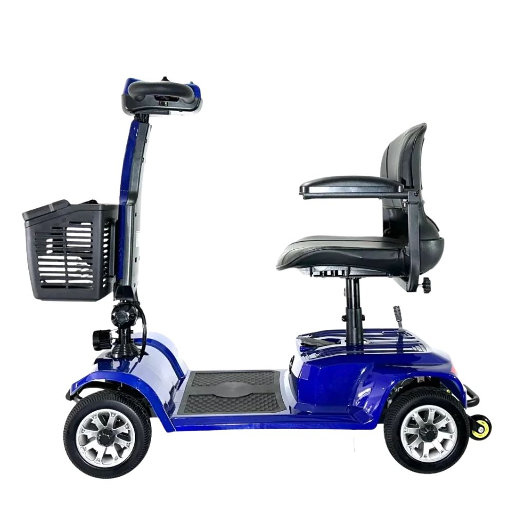 Un scooter de movilidad azul con asiento, cesta y reposabrazos, visto de lado.