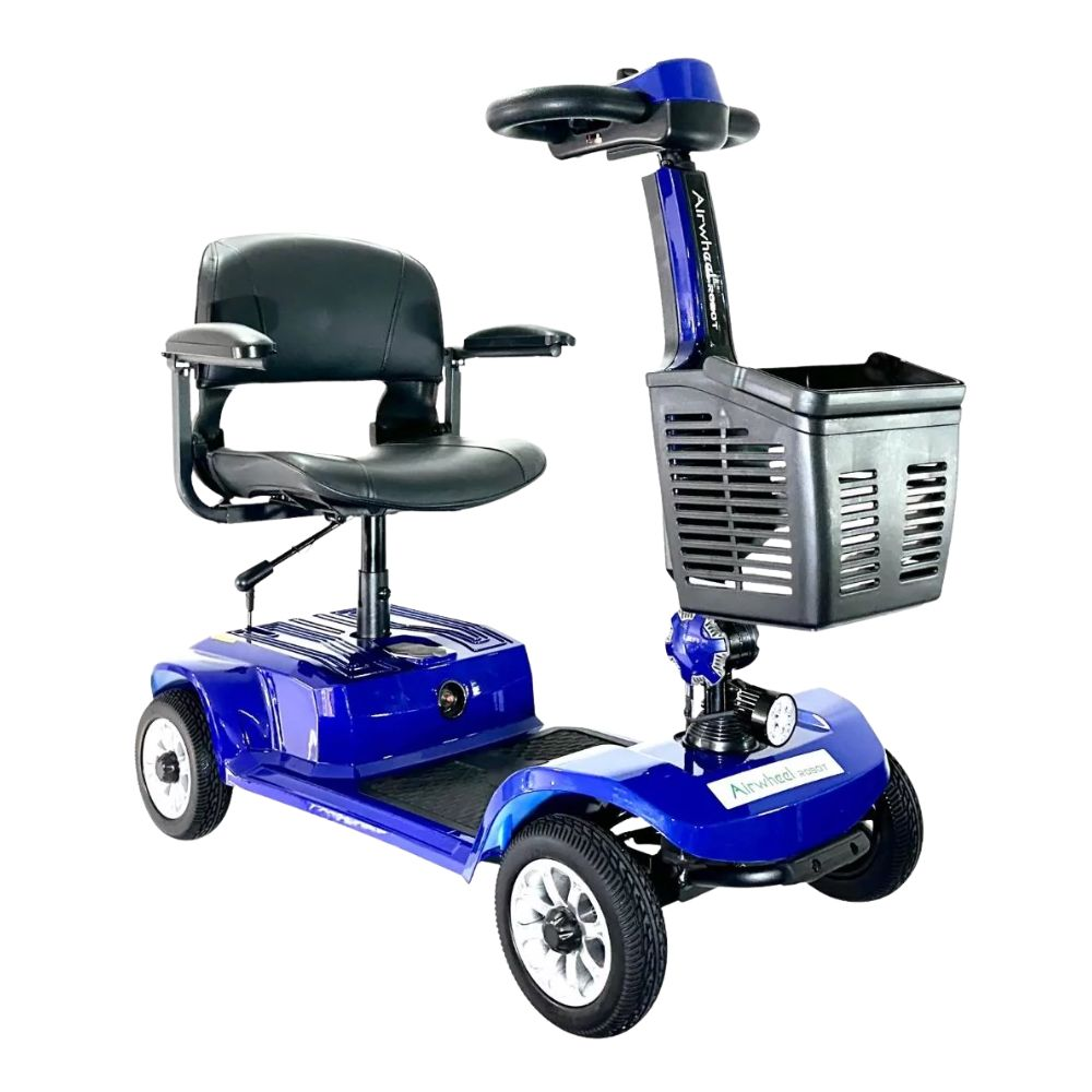 Scooter de movilidad azul con asiento y cesta negros, ruedas blancas.