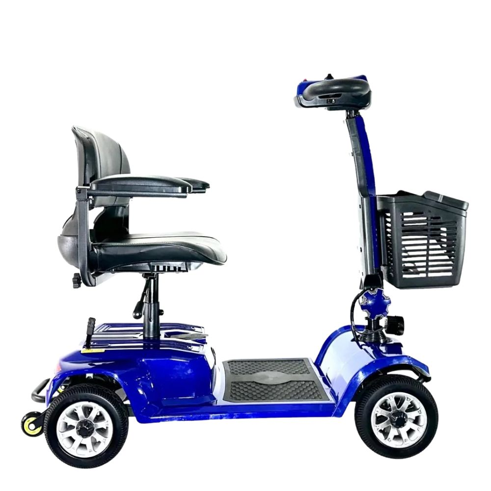 Scooter de movilidad azul con asiento negro, cuatro ruedas y cesta.