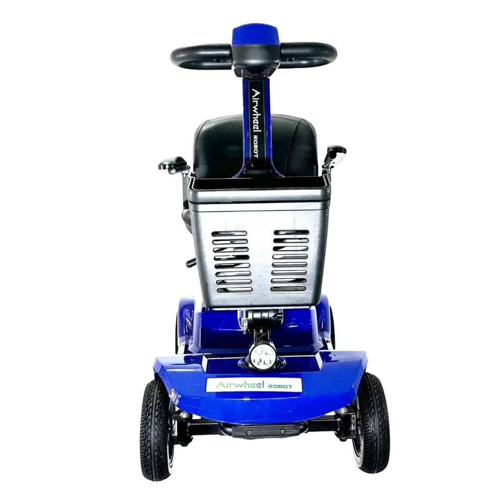 Scooter de movilidad azul con asiento negro, cesta y cuatro ruedas.