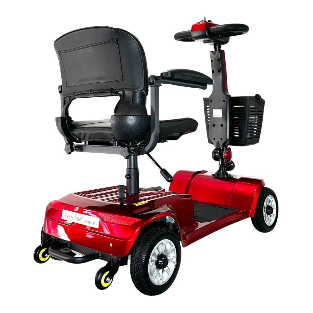 Scooter de movilidad rojo con asiento negro, cesta y controles. El scooter tiene cuatro ruedas.