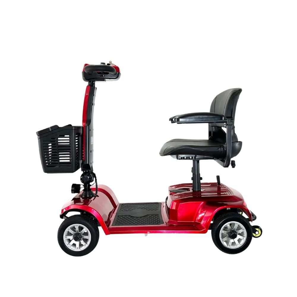 Un scooter de movilidad rojo con asiento, cesta y reposabrazos, visto de lado.