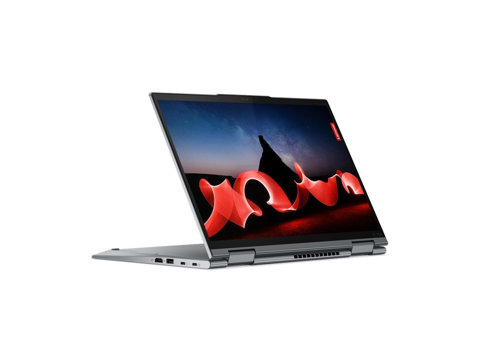 Ein silberner Laptop ist geöffnet und zeigt einen Bildschirm mit rotem Design. Der Hintergrund ist weiß.