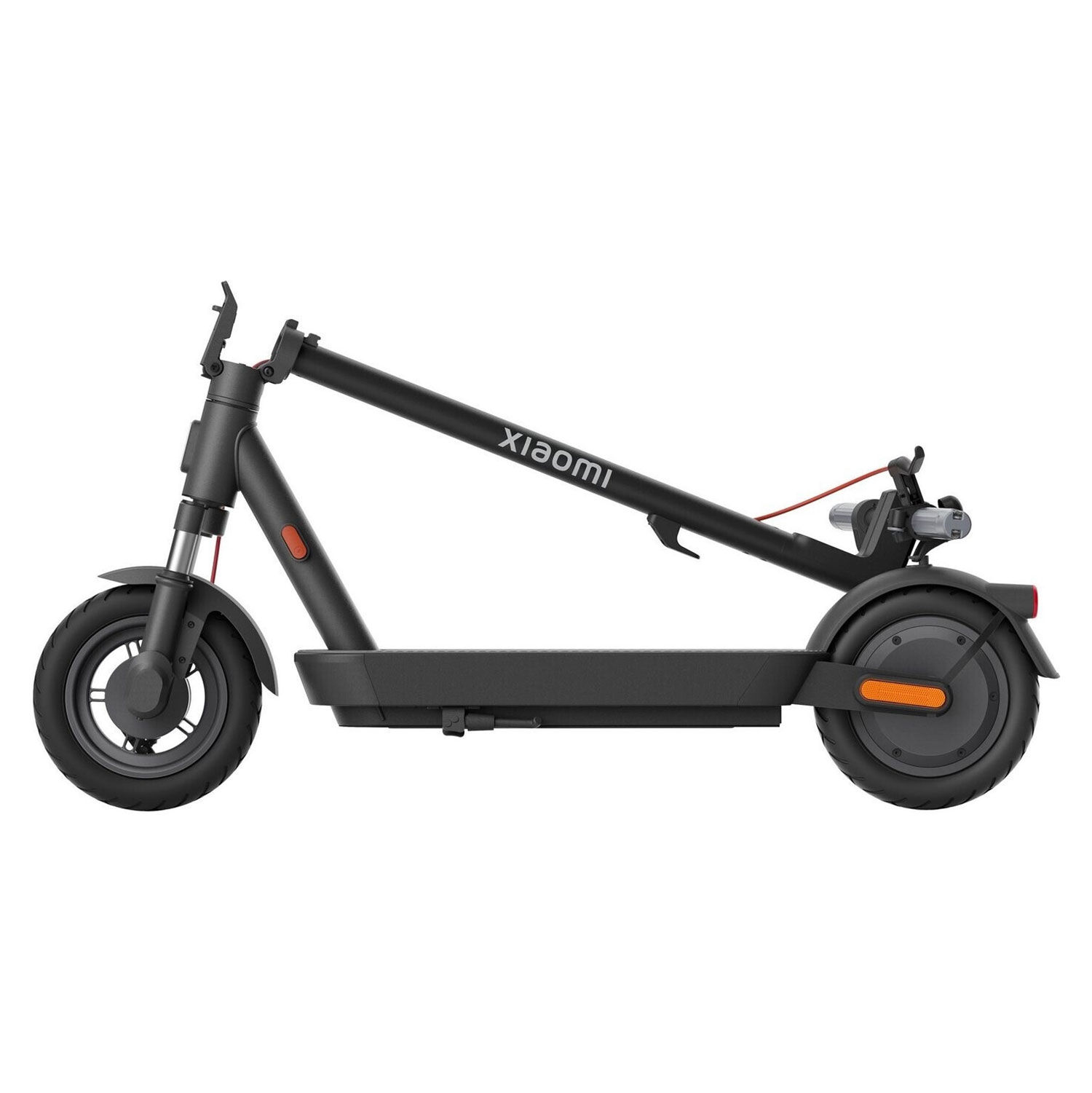 Czarna hulajnoga elektryczna Xiaomi z boku. Hulajnoga jest złożona.