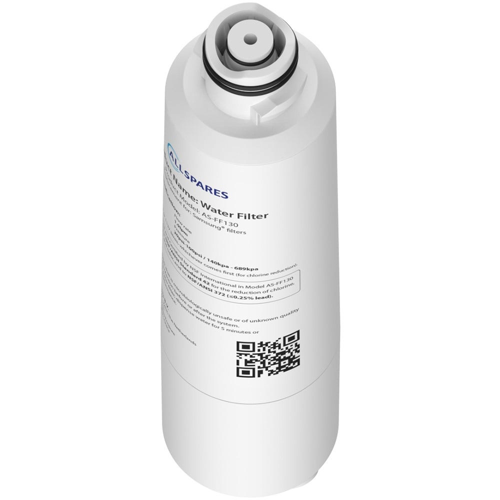 Weißer Wasserfilter. Er hat eine zylindrische Form mit Text und einem QR-Code darauf.