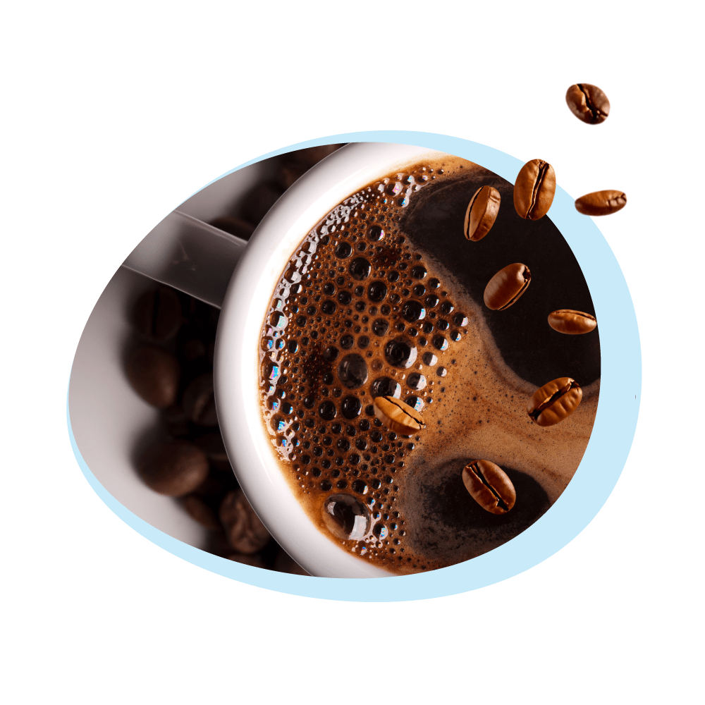 Eine Kaffeetasse mit Kaffee und schwebenden Kaffeebohnen.