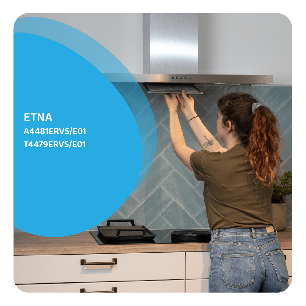 Eine Frau installiert einen Filter in einer Küchenhaube, mit Text für ETNA-Modelle.