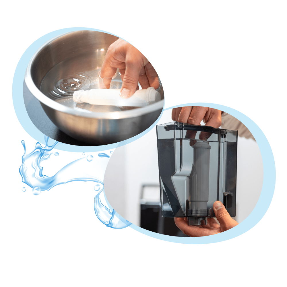 Hände interagieren mit einem Wasserfilter. Eine Hand hält ihn im Wasser. Die andere in einem schwarzen Behälter.