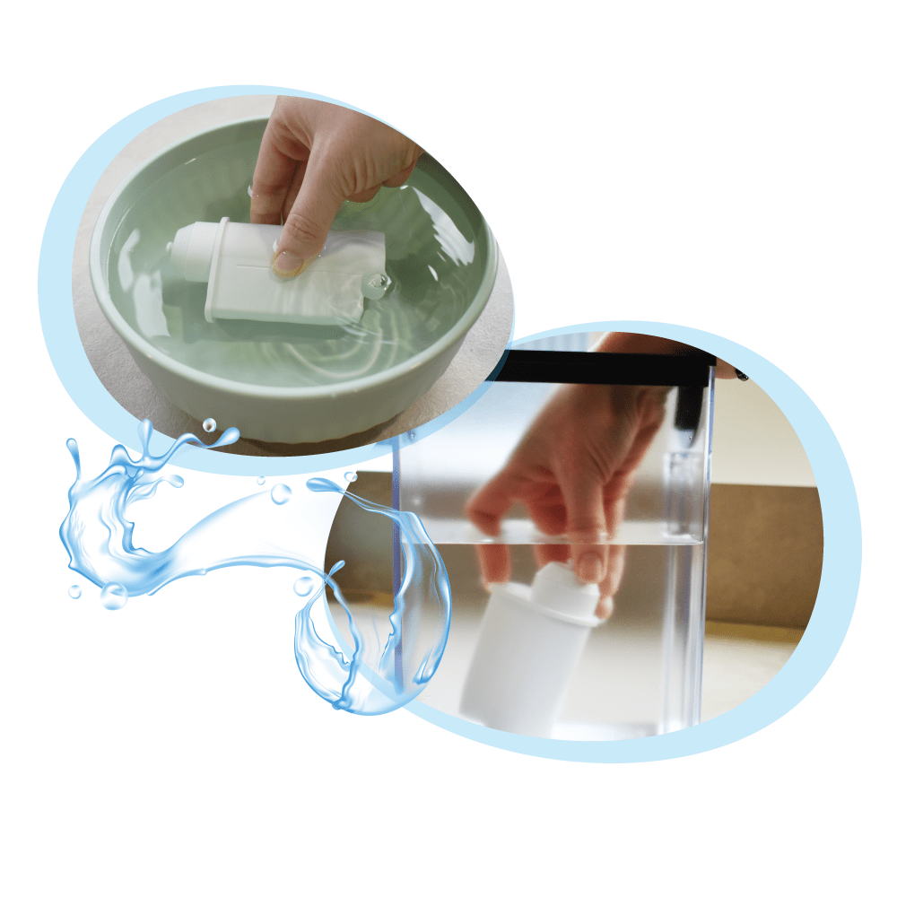 Due immagini che mostrano mani che lavano un filtro dell'acqua bianco in una ciotola e poi in un serbatoio d'acqua.