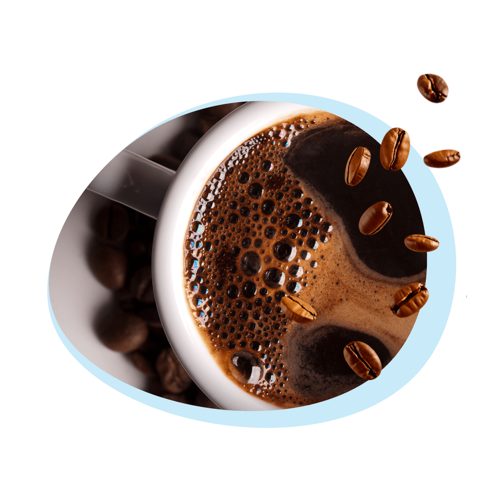 Un primo piano del caffè in una tazza bianca con chicchi di caffè intorno. Chicchi di caffè che fluttuano intorno alla tazza.