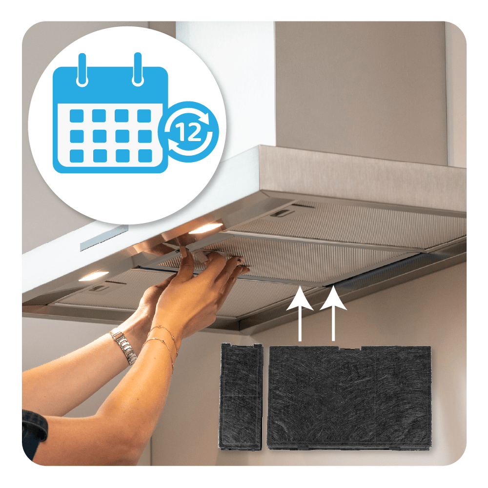 Ręce instalujące filtry powietrza w okapie kuchennym. Ikona kalendarza wskazuje cykl wymiany co 12 miesięcy.