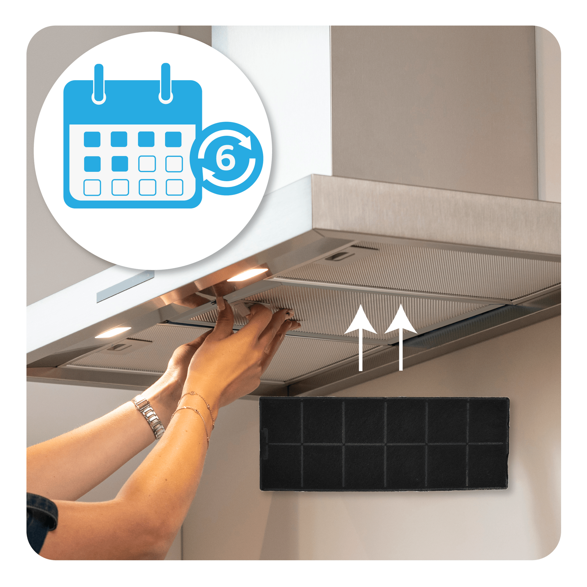 Mani che installano un filtro dell'aria rettangolare all'interno di una cappa da cucina, con un'icona del calendario.