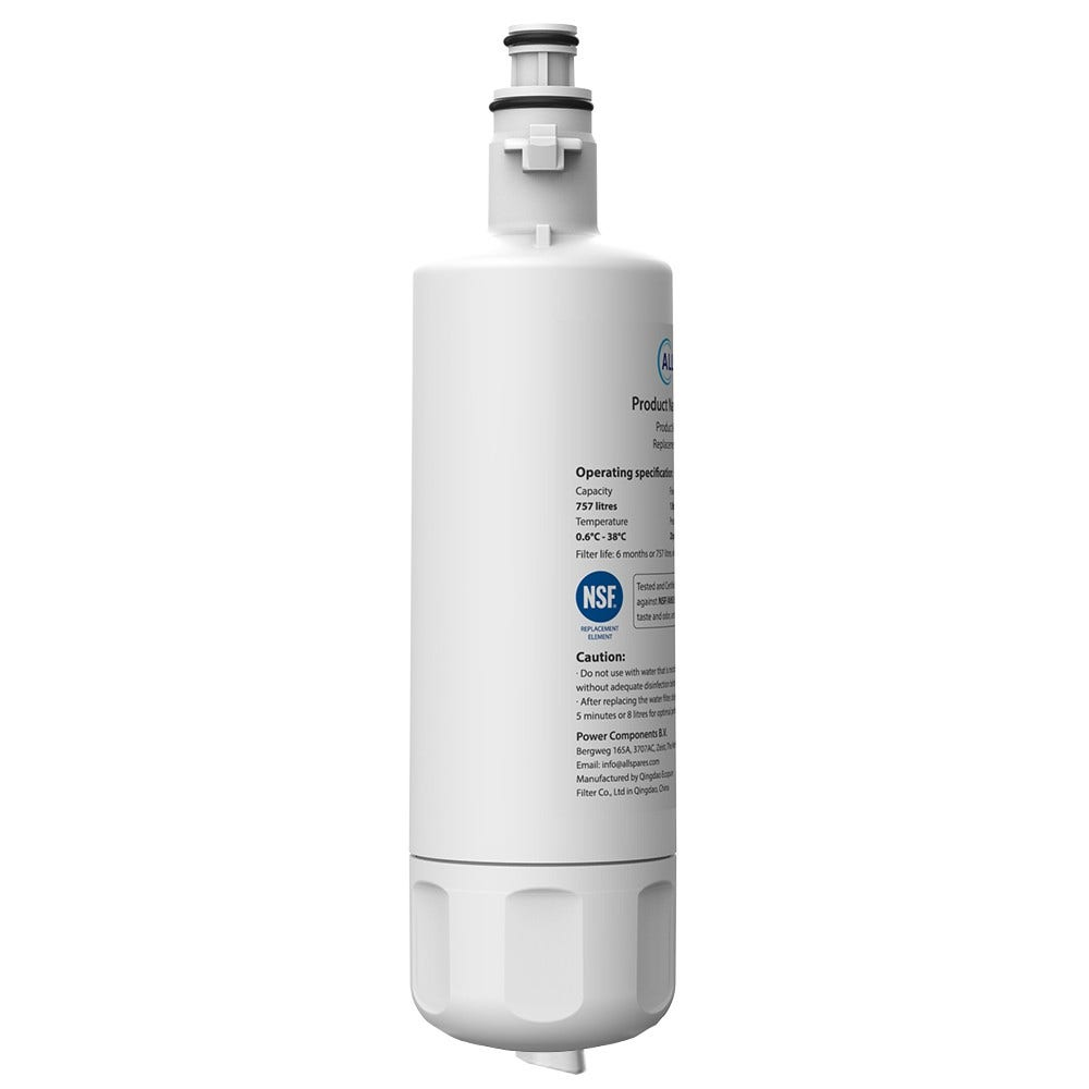 Weißer Wasserfilter. Informationen auf dem Filter, NSF-Siegel. Filter ist zylindrisch und steht aufrecht.