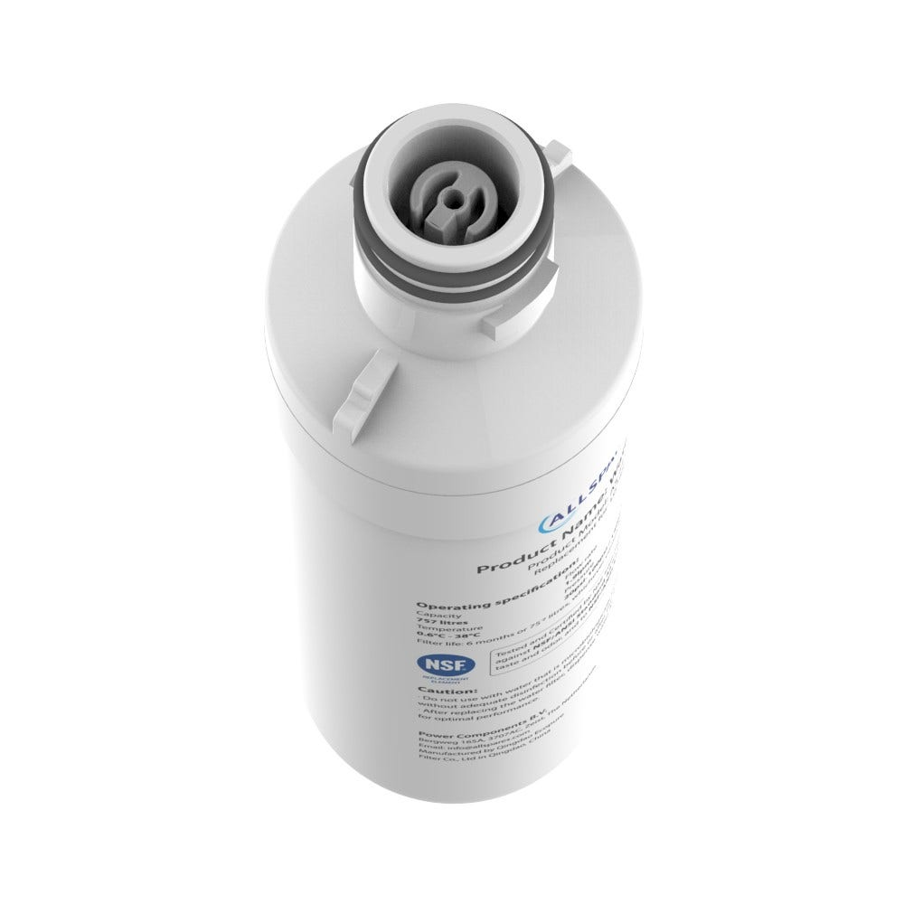 Weißer Wasserfilter. Draufsicht. Text und NSF-Siegel an der Seite. Filter ist zylindrisch.