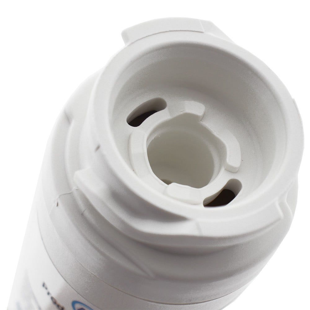 Nahaufnahme eines weißen Wasserfilters mit zylindrischer Form, der seine obere Öffnung zeigt.