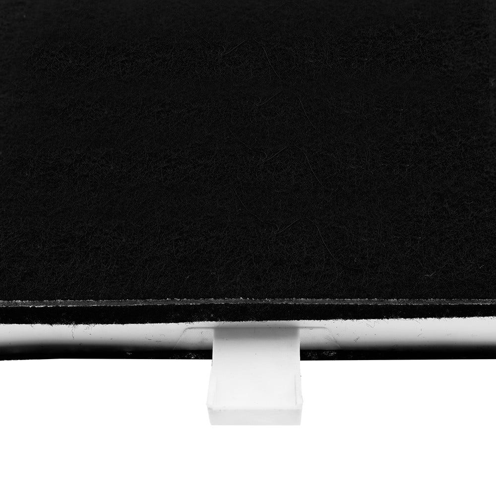 Nahaufnahme eines schwarzen rechteckigen Filters mit weißer Lasche. Das Material hat ein strukturiertes Aussehen.