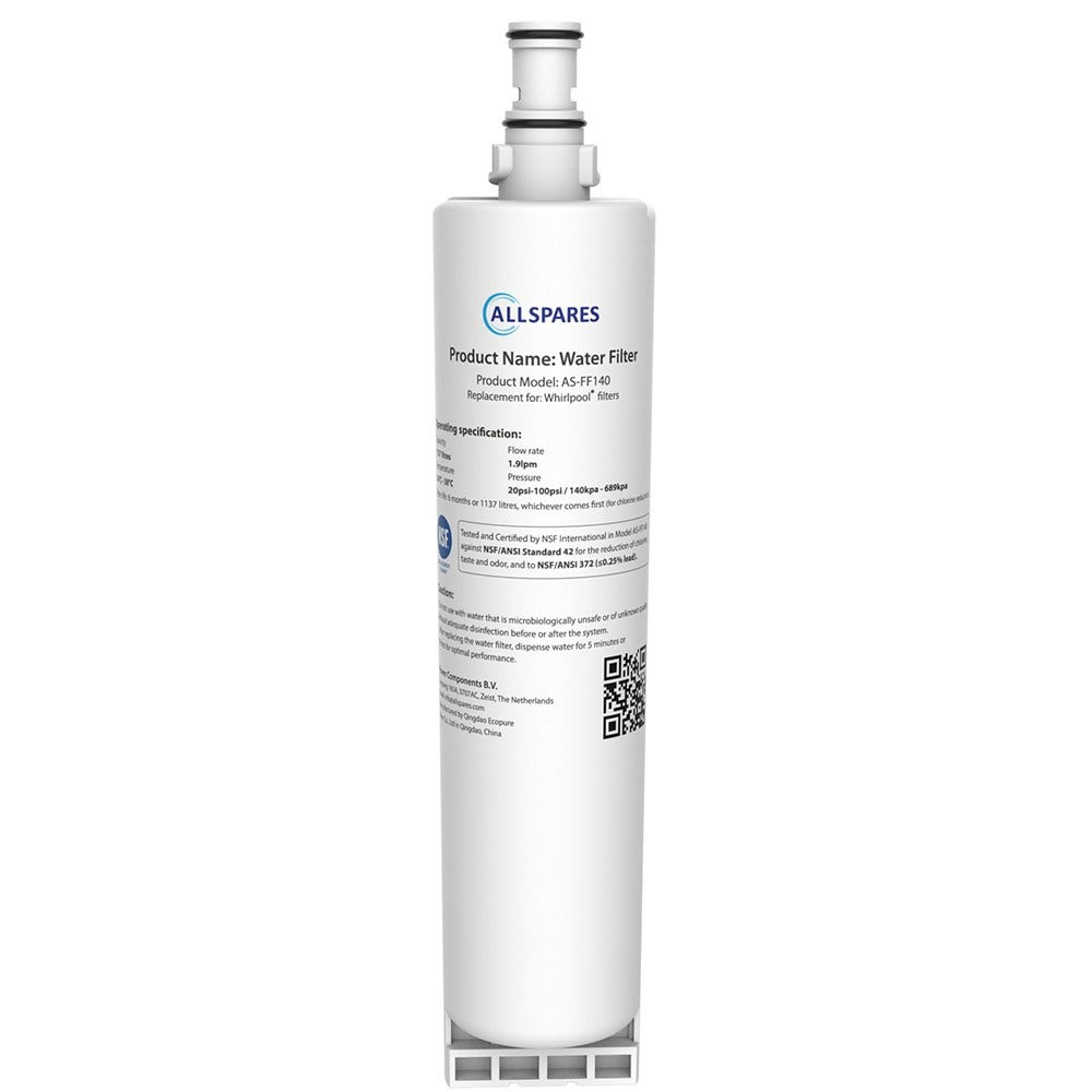 Weißer Wasserfilter mit Produktname und Spezifikationen auf der Seite, montiert auf weißer Basis.