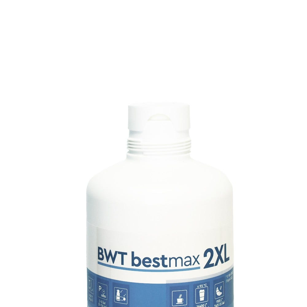 Una bottiglia di filtro per l'acqua bianca con la scritta 'BWT bestmax 2XL' sul davanti. Sfondo bianco.