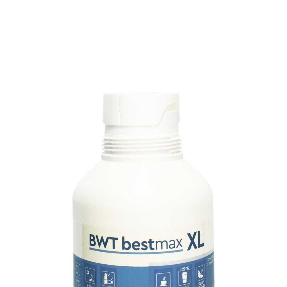 Eine weiße Flasche mit der Aufschrift „BWT bestmax XL“. Der obere Teil der Flasche ist ebenfalls weiß.