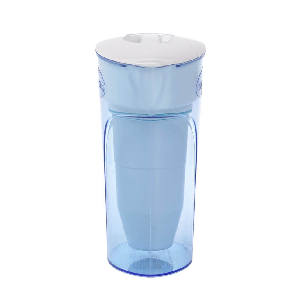 Un filtro dell'acqua azzurro chiaro in un contenitore trasparente. Parte superiore e sfondo bianchi.