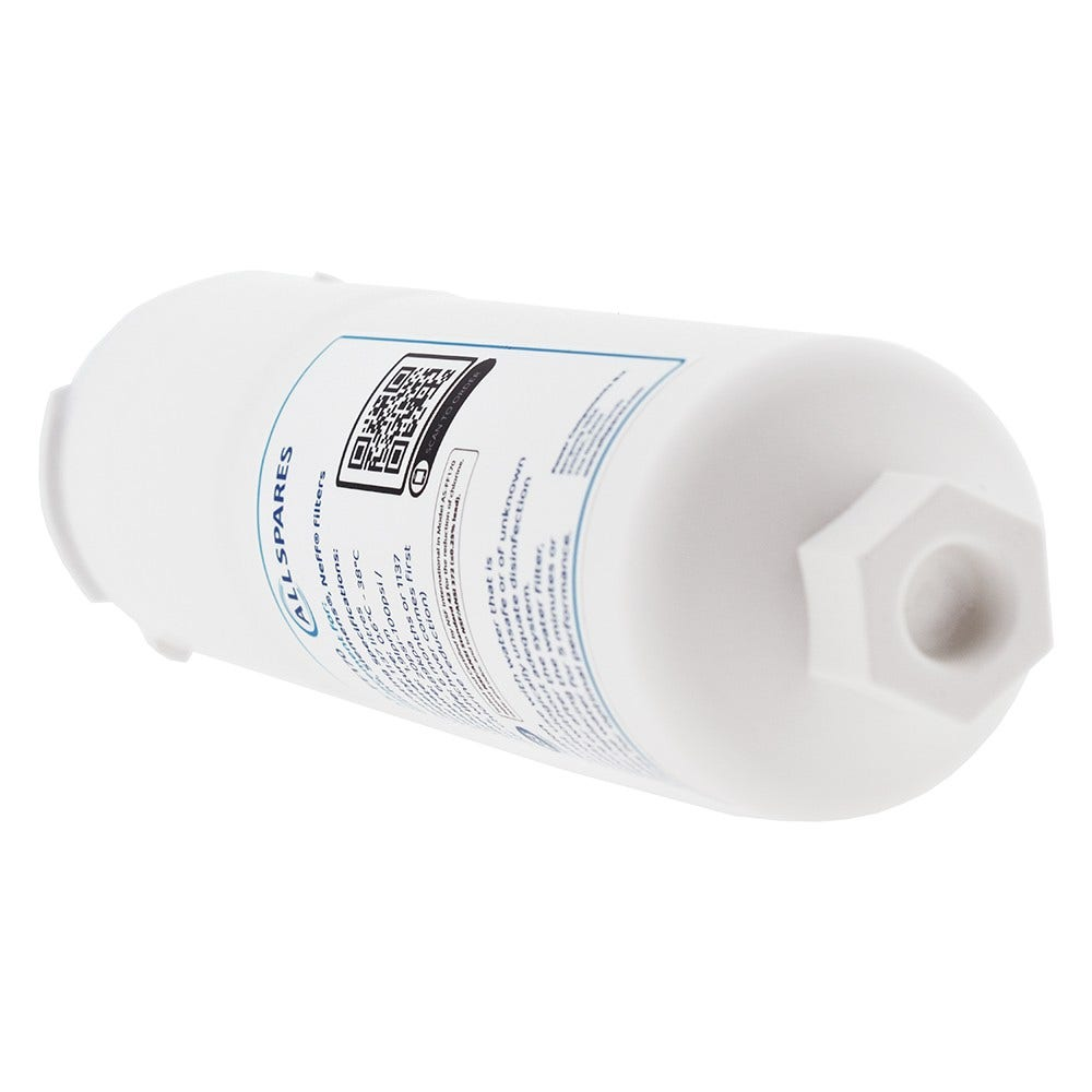 Weißer zylindrischer Wasserfilter mit QR-Code und Produktinformationen.