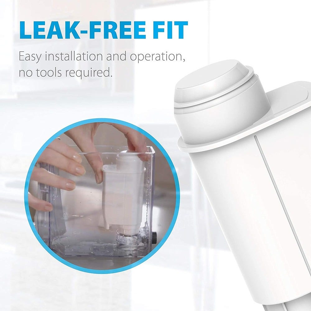 Eine Frau setzt einen Wasserfilter in sein Gehäuse ein, mit Text LEAK-FREE FIT.