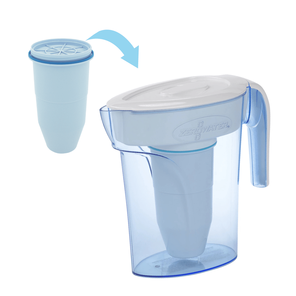 Ein Wasserfilterkrug mit separatem Filter und einem blauen Pfeil, der das Einsetzen anzeigt. Der Krug ist blau.