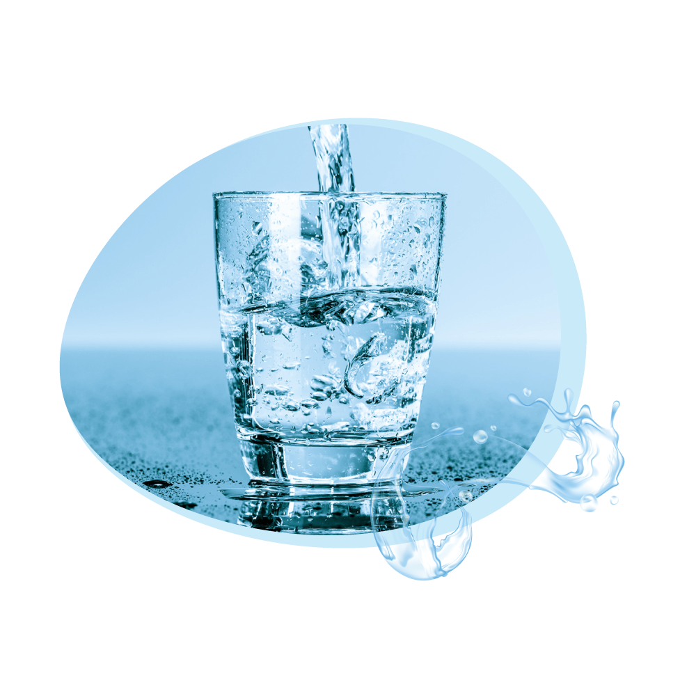 Ein Glas Wasser, das mit Wasser gefüllt wird, mit Spritzern und einem blauen Oval darum herum.