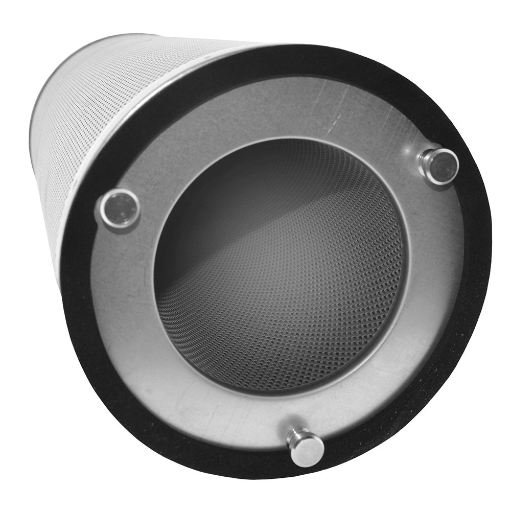 Ein zylindrischer Luftfilter. Er hat eine perforierte Metallaußenseite, ein zentrales Netz und drei silberne Stifte.