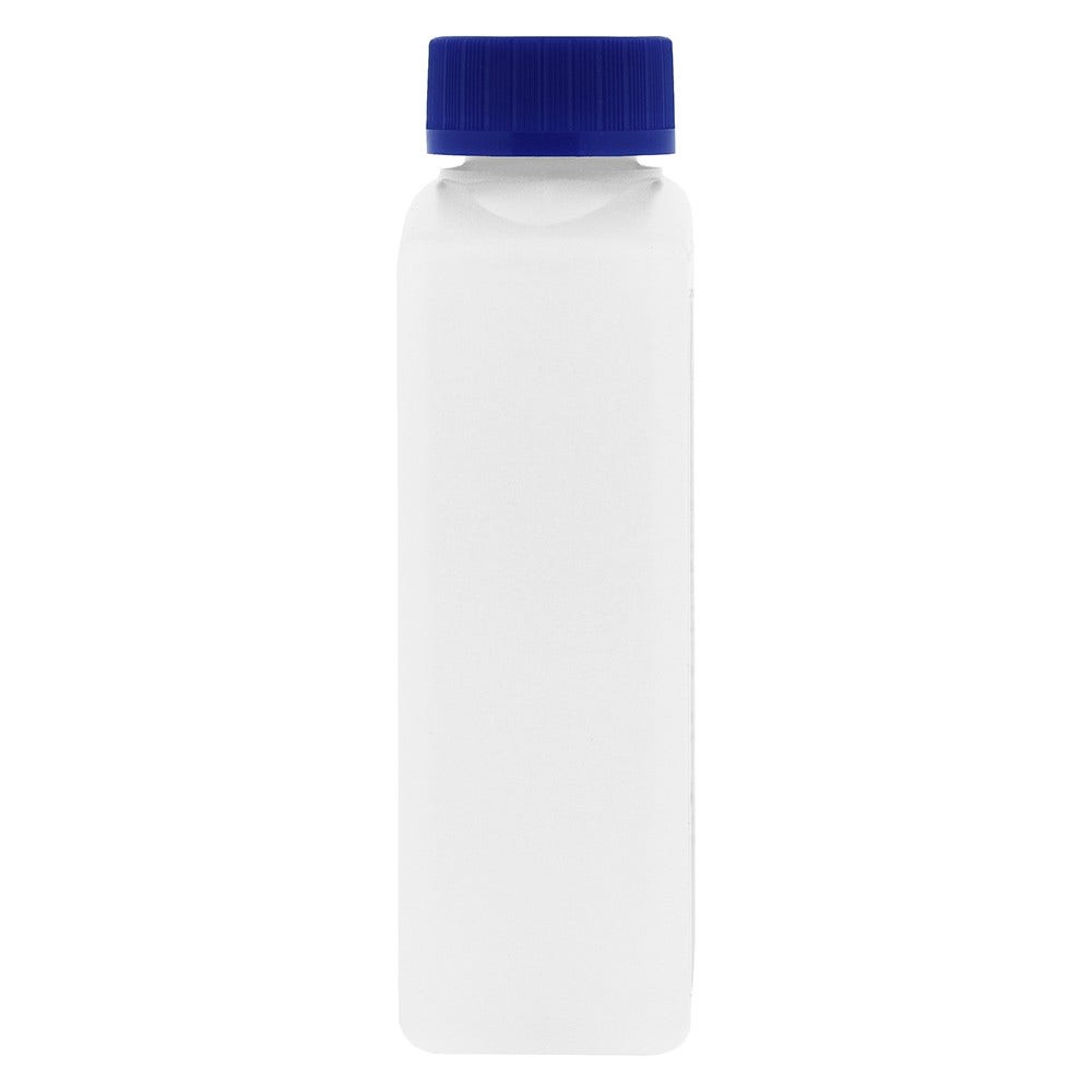 Eine weiße Flasche mit blauem Deckel, die aufrecht steht. Sie hat eine rechteckige Form und steht auf weißem Hintergrund.